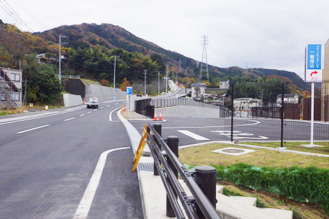 ごみ搬入車出入口から場内に進入します